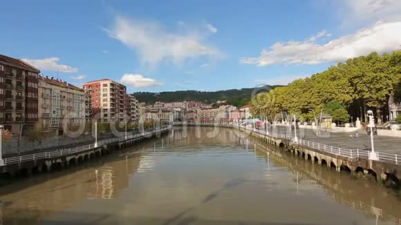 西班牙毕尔巴鄂Nervion河暗水面美丽的城市景观视频的预览图