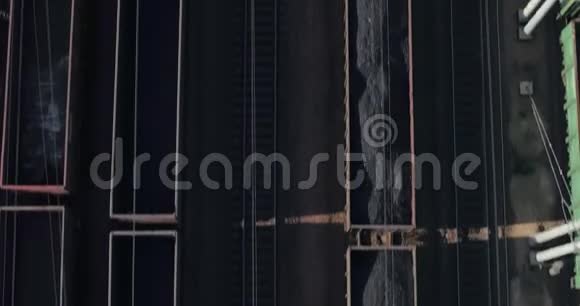 一个接一个的货运列车视频的预览图