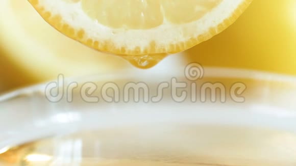 Gla柠檬片滴汁慢速视频特写视频的预览图