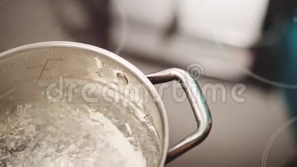 锅在厨房里烧开水视频的预览图