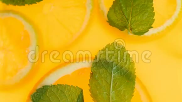 从顶部观看新鲜柠檬水和薄荷和橘子的宏观镜头视频的预览图