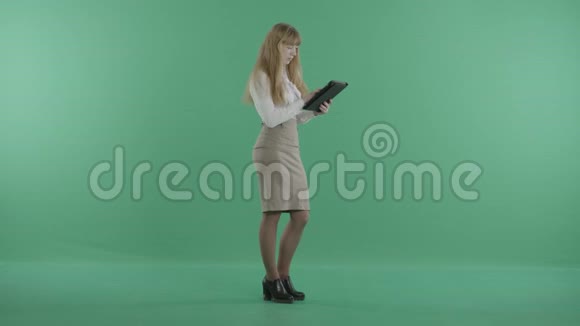 一个女人在寻找掌握平板电脑的信息视频的预览图