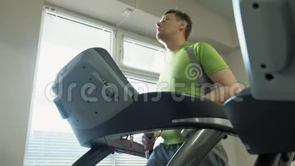 在健身房跑步机上超重的人健身健康生活方式视频的预览图