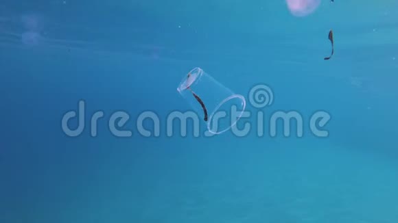 漂浮的塑料垃圾垃圾袋子和一次性杯子在水面上海洋污染视频的预览图