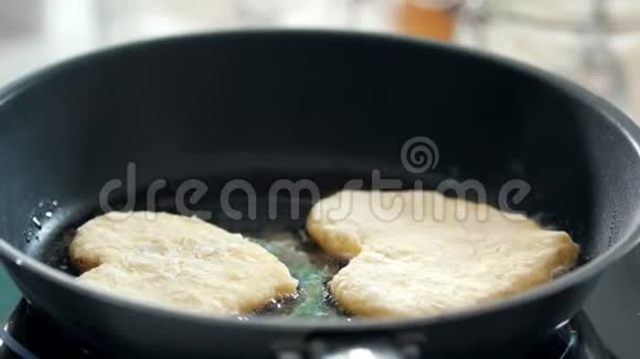 平底锅中以炸心薯条的形式制作的自制煎饼视频的预览图