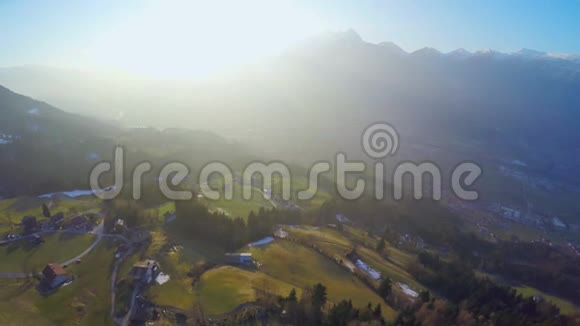 山上美丽的日出绿谷神奇的时刻童话般的气氛视频的预览图