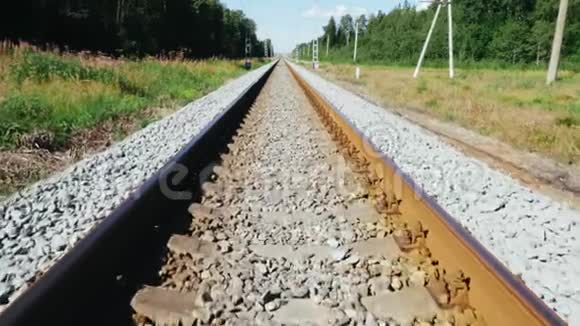 从一辆平稳行驶的火车的驾驶室可以看到视频的预览图