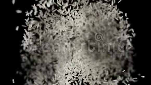 白色米粒在黑色背景上弹跳一堆谷物种子苍蝇视频的预览图