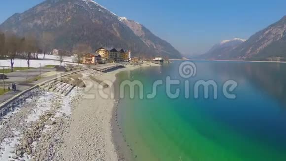 酒店靠近美丽的山湖节能鸟瞰视频的预览图