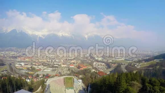 临近山区的繁忙城市受欢迎的滑雪胜地空中平底锅旅行视频的预览图