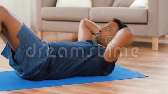 印度男人在家做腹部运动视频的预览图