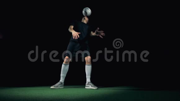 足球运动员玩足球玩花样慢动作视频的预览图