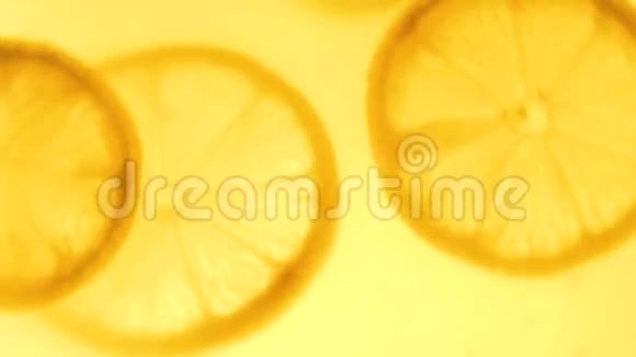 特写4k镜头在新鲜果汁中旋转柠檬片视频的预览图