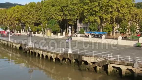 沿着Nervion河的宽阔码头和西班牙毕尔巴鄂五颜六色的建筑景观视频的预览图