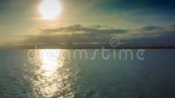 在旅游旺季海上的云和山都会日落视频的预览图