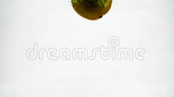 慢动作的孤立白色背景上的多汁绿梨会议梨浸泡在水里有气泡视频的预览图