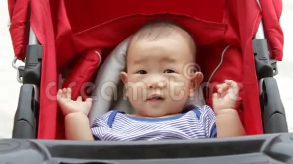 婴儿车里的亚洲婴儿视频的预览图