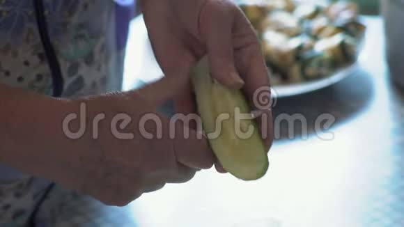 特写镜头老年妇女的手在黄瓜上打盹视频的预览图