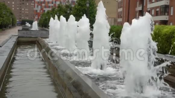 泡沫溪流的水涨船落城市公园的喷泉巷视频的预览图