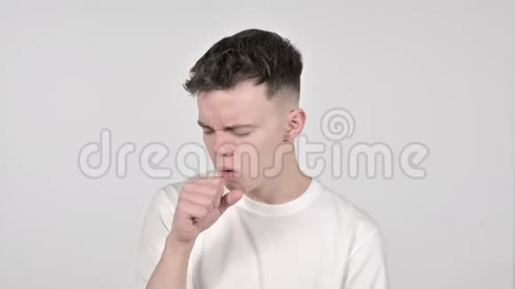 生病的年轻人在白色背景下咳嗽视频的预览图