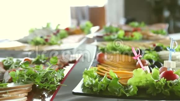具有美食沙拉餐厅和餐饮理念的餐桌视频的预览图