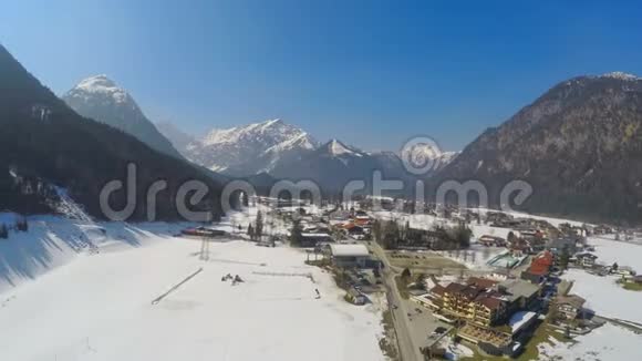 美丽的冬季景观蓝天下的群山宁静的度假小镇视频的预览图