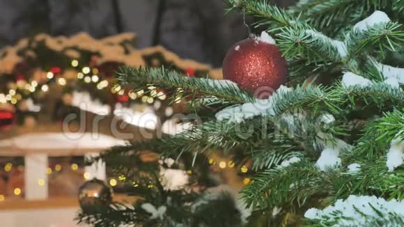 圣诞球特写挂在树上的玩具这个城市为度假而装饰彩色花环视频的预览图