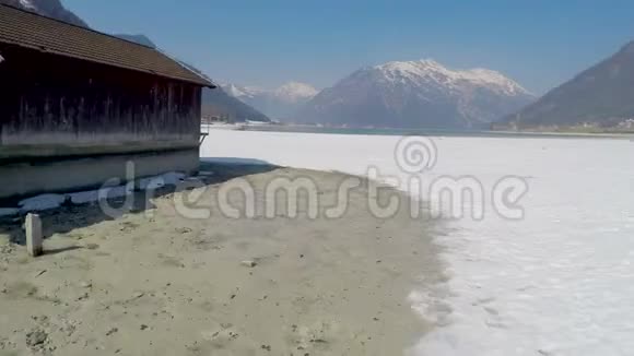 湖泊水位低空船坞淡季奥地利阿尔卑斯山滑雪场视频的预览图