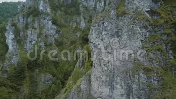 鸟瞰山脉和美丽的深峡谷与惊人的岩石形成视频的预览图