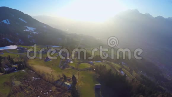 日落时分在青山绿水上的小农耕村空中拍摄视频的预览图