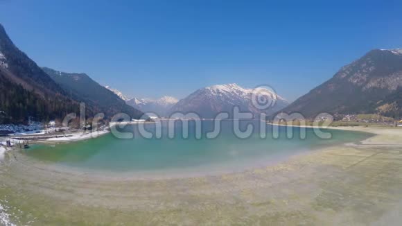 令人叹为观止的大雪山清澈的蓝天美丽的湖泊视频的预览图