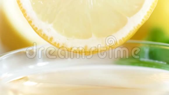 特写4k果汁滴在熟柠檬片上的视频视频的预览图