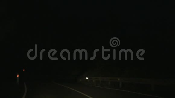 夜间在危险的蛇形公路上行驶追赶逃生速度视频的预览图