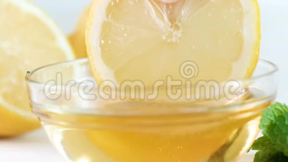 特写4k镜头蜜蜂蜂蜜从柠檬片中滴入罐子视频的预览图