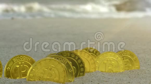 巨波海浪拍岸时比特币站在沙中的肋骨上视频的预览图