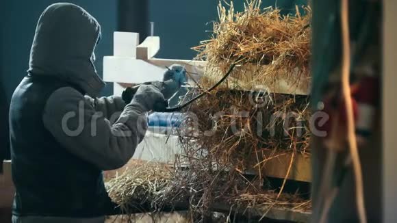 建筑工用一把强力螺丝刀把木板拧成一团用稻草做积木视频的预览图