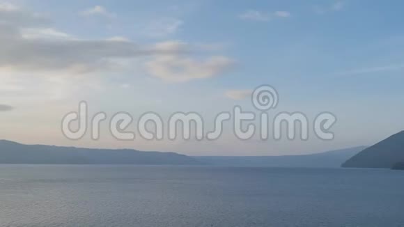 日落著名的托亚湖与约提山的夜光视频的预览图