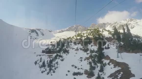 从缆车舱俯瞰雪山的实时视野极限运动视频的预览图