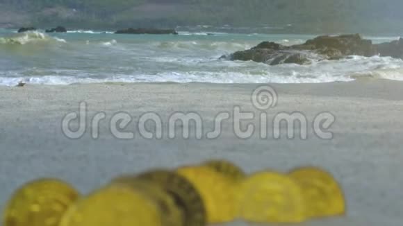 海洋波浪在前台海滩沥青上翻滚视频的预览图
