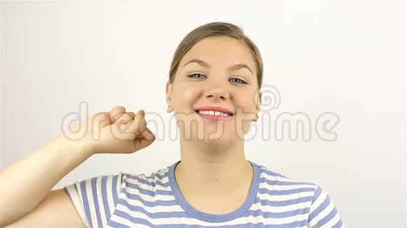 年轻的女人用手指从五个数下来视频的预览图