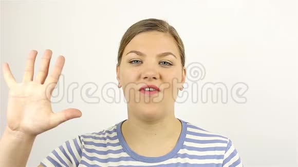 年轻的女人用手指从五个数下来视频的预览图