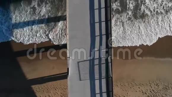 夏季海浪在温暖的加利福尼亚海滩和码头上破浪前进视频的预览图