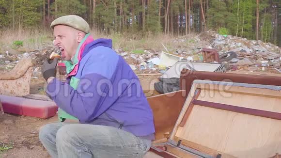 无家可归的人在垃圾堆里吃饭视频的预览图