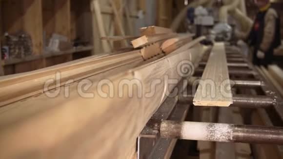 工人在锯木厂的木工工作台上取板视频的预览图