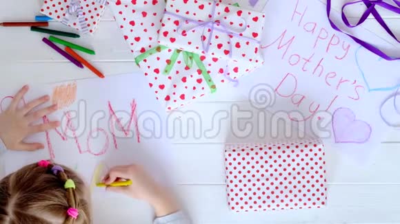 小女孩为节日包装礼物视频的预览图