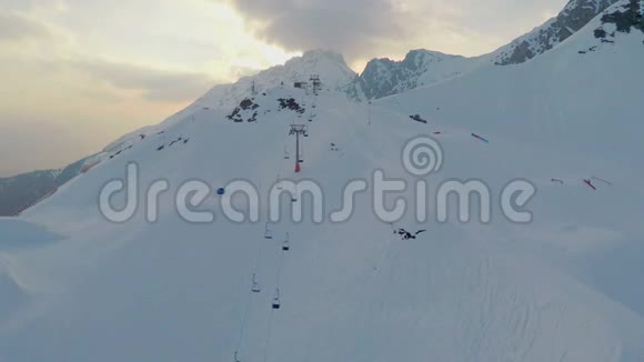 雪山阿尔卑斯山最受欢迎的极限运动度假胜地雪工清洁滑雪道视频的预览图