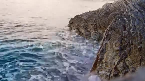 用海洗的岩石视频的预览图