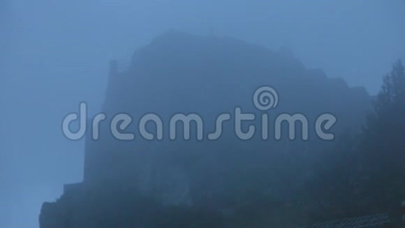 神秘的鬼城堡隐藏在雾中的山顶教堂恐怖片视频的预览图