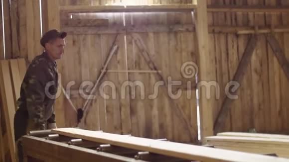 木工工厂木工加工设备的木工板视频的预览图