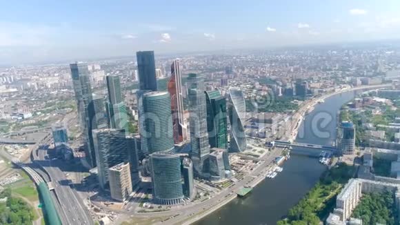 以城市全景为背景的摩天大楼为商业中心的俯视图行动令人叹为观止的城市景观视频的预览图